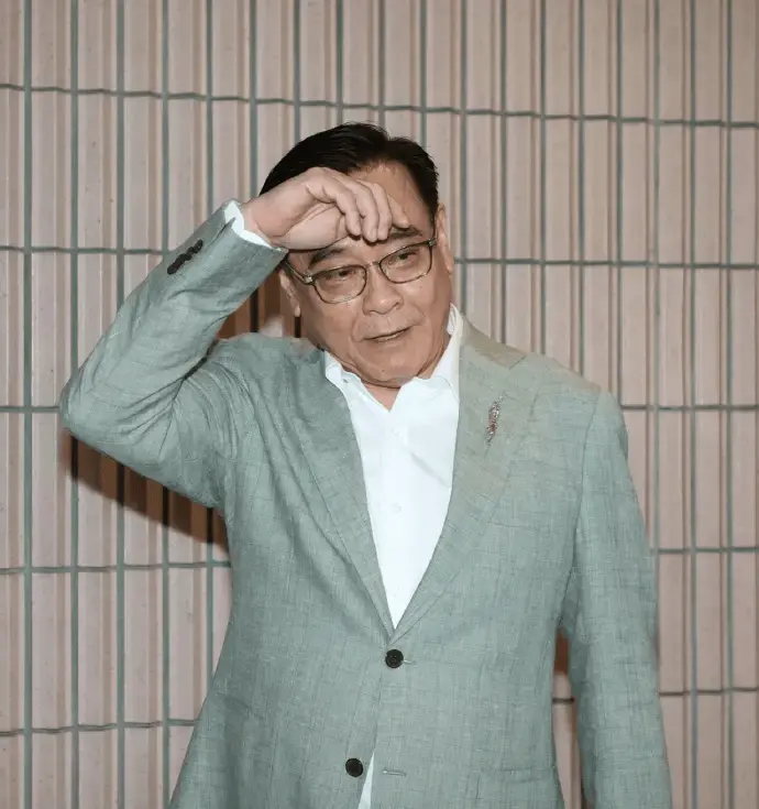 导演尔东升回应连任八年金像奖主席 坦言一直想退位