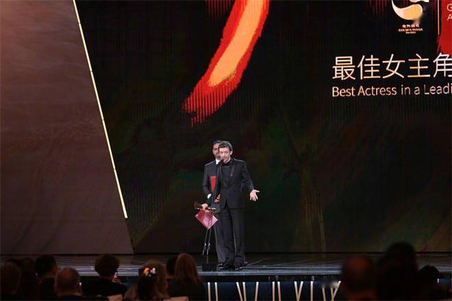 《波斯语课》男主获金熊猫奖 现场与成龙握手互动