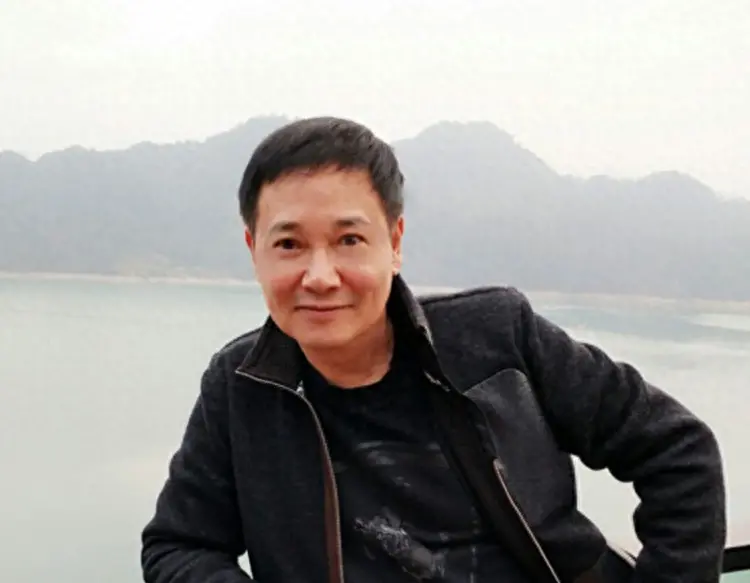 他偷渡香港成大明星，3婚5子古稀不言老，娶小20岁太太半年一体检