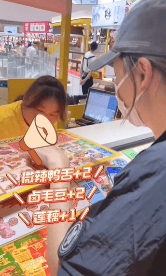 原创            应采儿陪陈小春工作，衣着宽松鼻头变大被猜怀三胎，回应耐人寻味