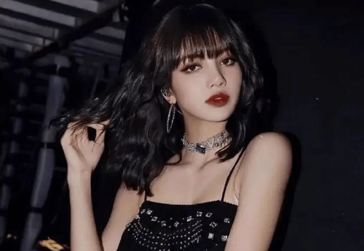 原创            Lisa委身，杨颖张嘉倪折腰，疯马秀背后的光明会到底有何来头？