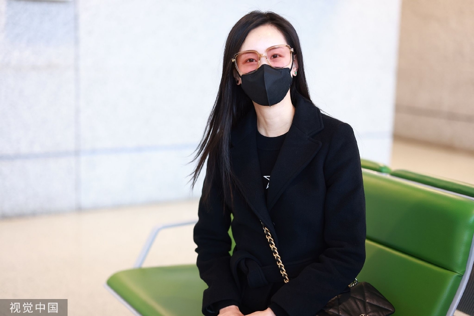 陈都灵身穿黑色大衣现身机场 戴粉色墨镜撩发好动人