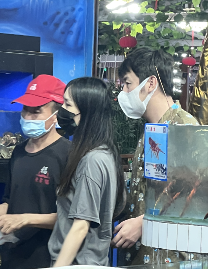 雷佳音携家人三亚度假被偶遇 妻子素颜出街气质佳