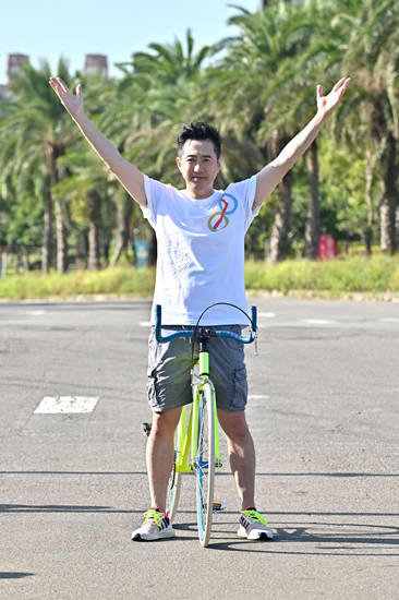 庾澄庆发新歌《神骑》环岛骑行 60岁出发追梦也不迟