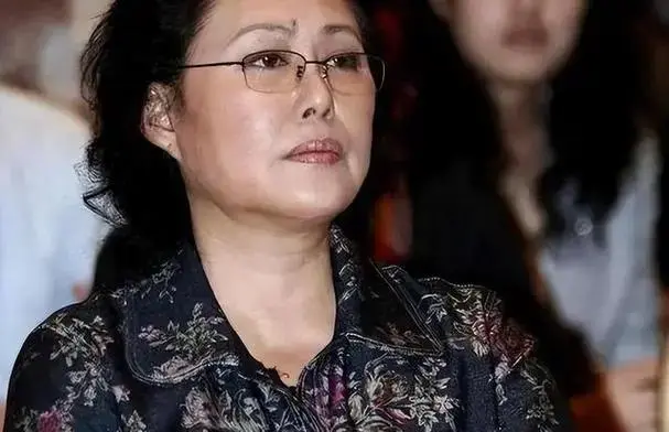 75岁斯琴高娃近况：瑞士老公已去世，她垂垂老矣，回到国内生活