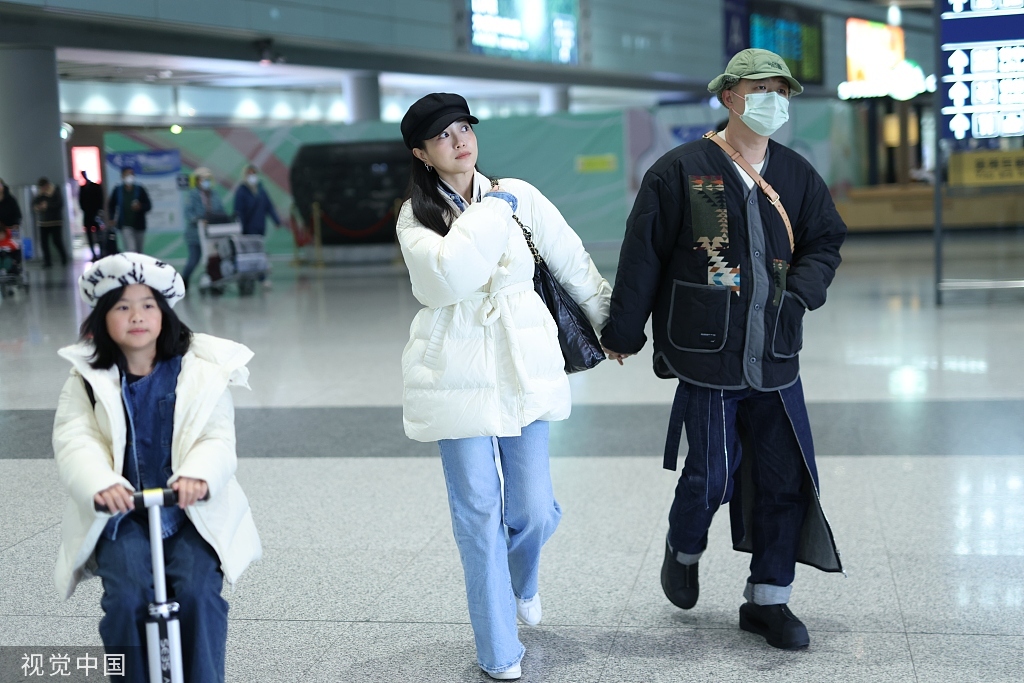 包贝尔包文婧夫妇带女儿亮相机场 一家三口亲密温馨