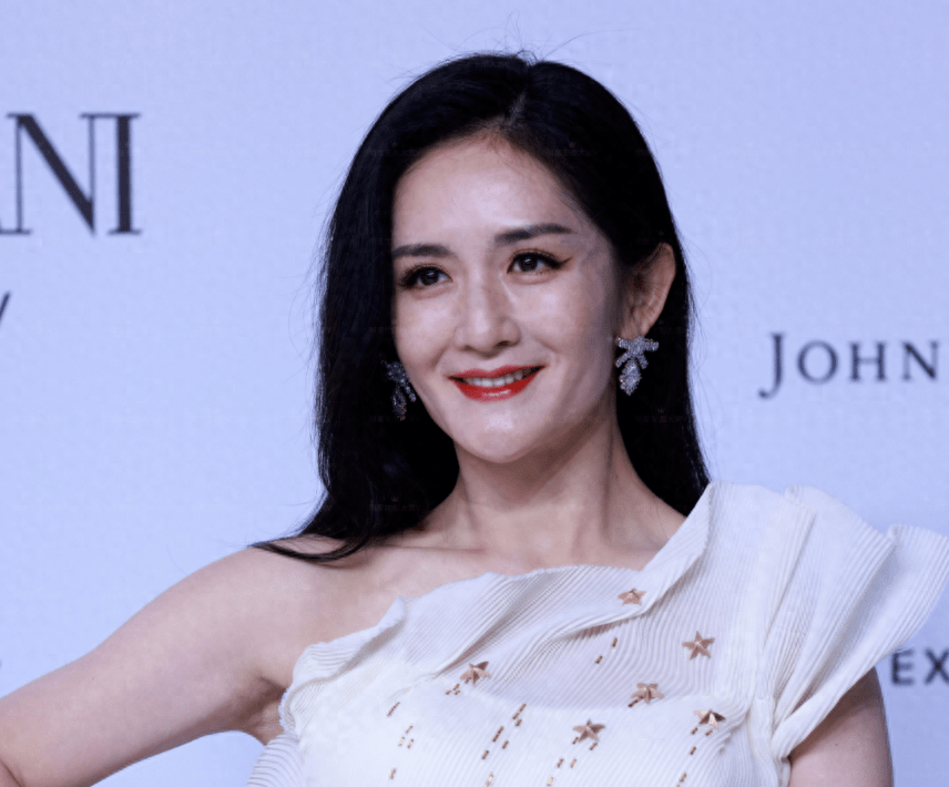 谢娜又失态了！多次上手摸男明星举止夸张，直接把同场女星晾一边