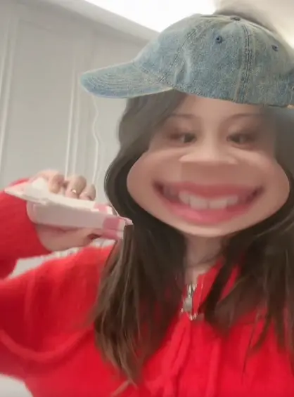 李小璐女儿甜馨晒过年压岁钱 超厚一叠羡煞旁人