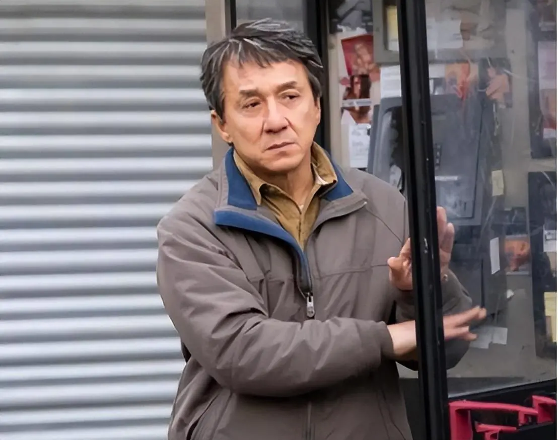 白发、眼神无光，成龙现状令人唏嘘，但还有更糟糕的事情正在发生