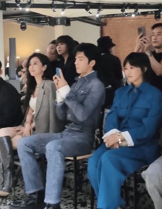 井柏然做台下看刘雯走秀 拿手机认真拍照好甜蜜