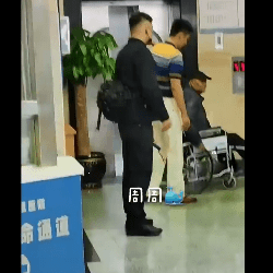细节见人品！黄景瑜拍摄间隙暖心帮陌生老人推轮椅