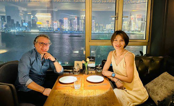 原创
            婚外恋？57岁上港主帅哈维尔找中国女友？曝女方33岁，女足球员