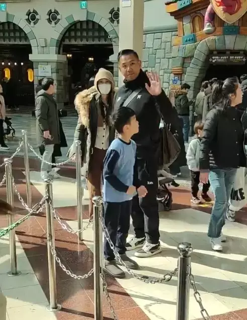 陈建州范玮琪一家韩国游乐园游玩 双胞胎儿子超活泼