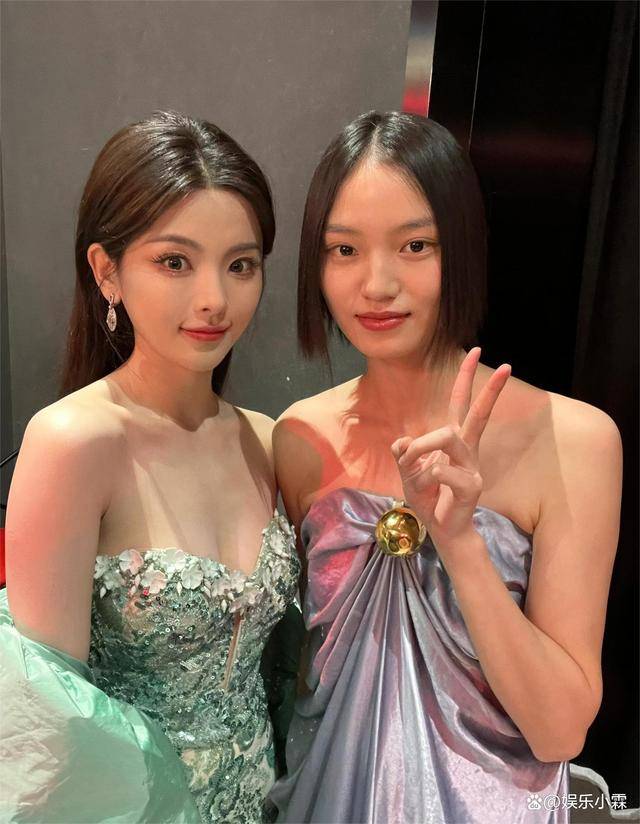 杨超越抹胸装惊艳全网，25岁丰满身材引发热议