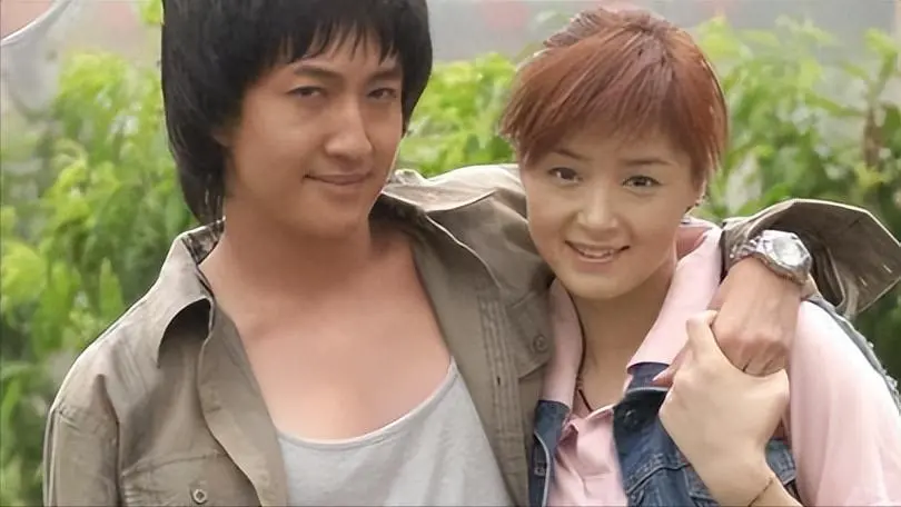 曾与蒋欣相恋多年，转身娶了小四岁娇妻，如今妻子和他红透半边天