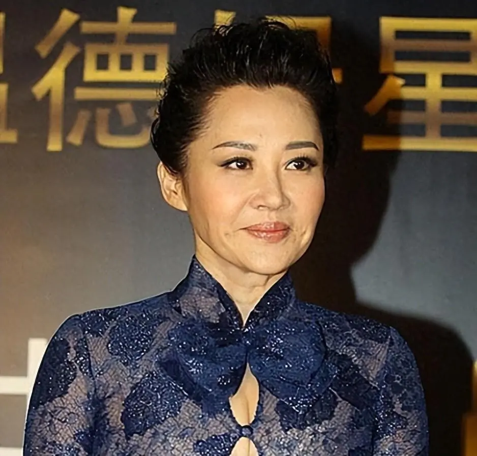 越老越欲？其实高清镜头下的许晴并不年轻，皮肤坑坑洼洼