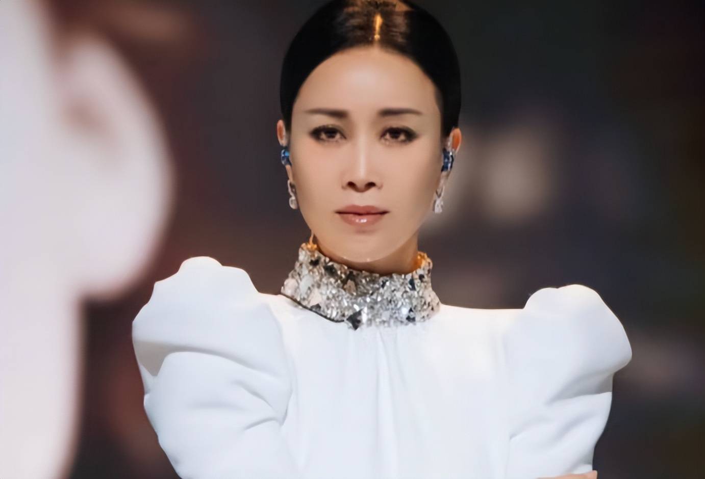 原创            56岁那英疑似被内娱封杀，生日夜无人送祝福，多个综艺镜头被剪