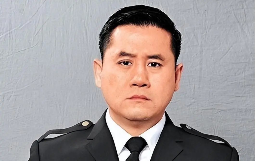 55岁港星街头卖烧烤，疯狂擦汗被吐槽浪费纸巾，曾被妻子亏光身家