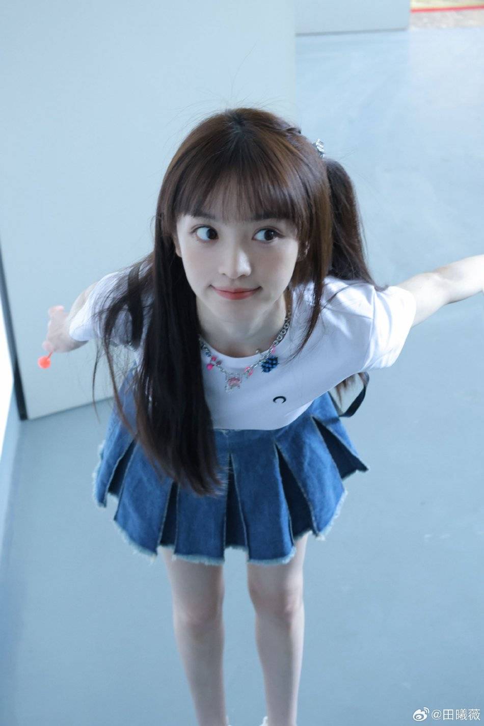 原创            田曦薇写真大秀长腿甜辣可爱！肤白貌美大长腿太惊艳
