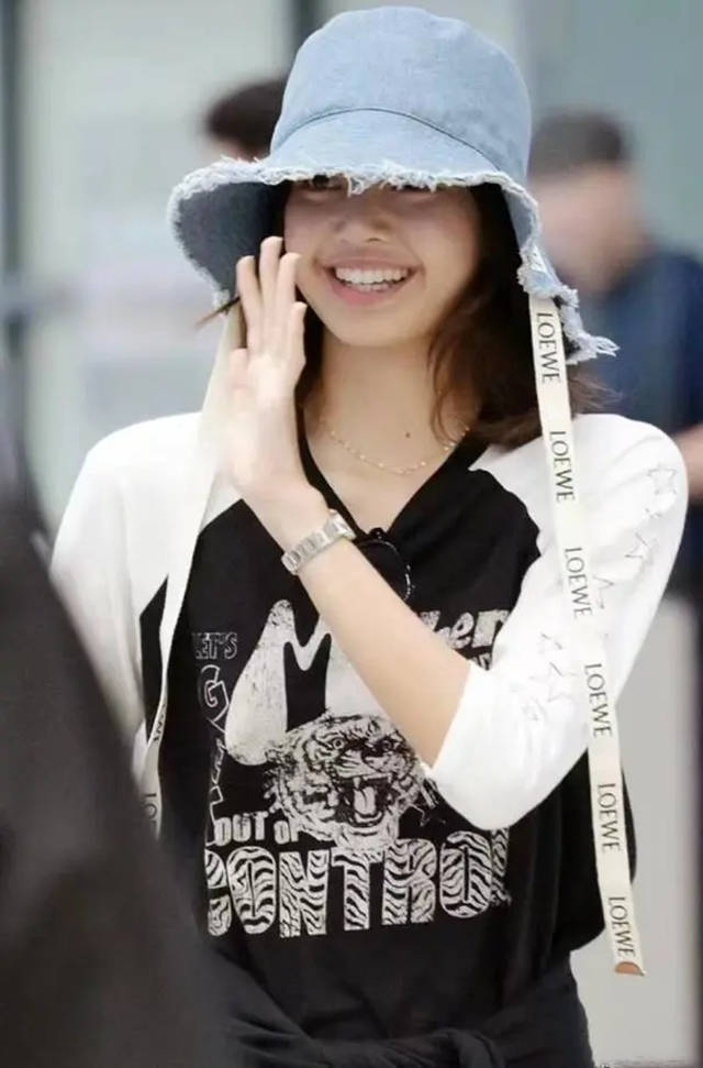 原创            Lisa疯马秀风波后，登台表演越穿越少，拒绝公司续约被质疑以放飞