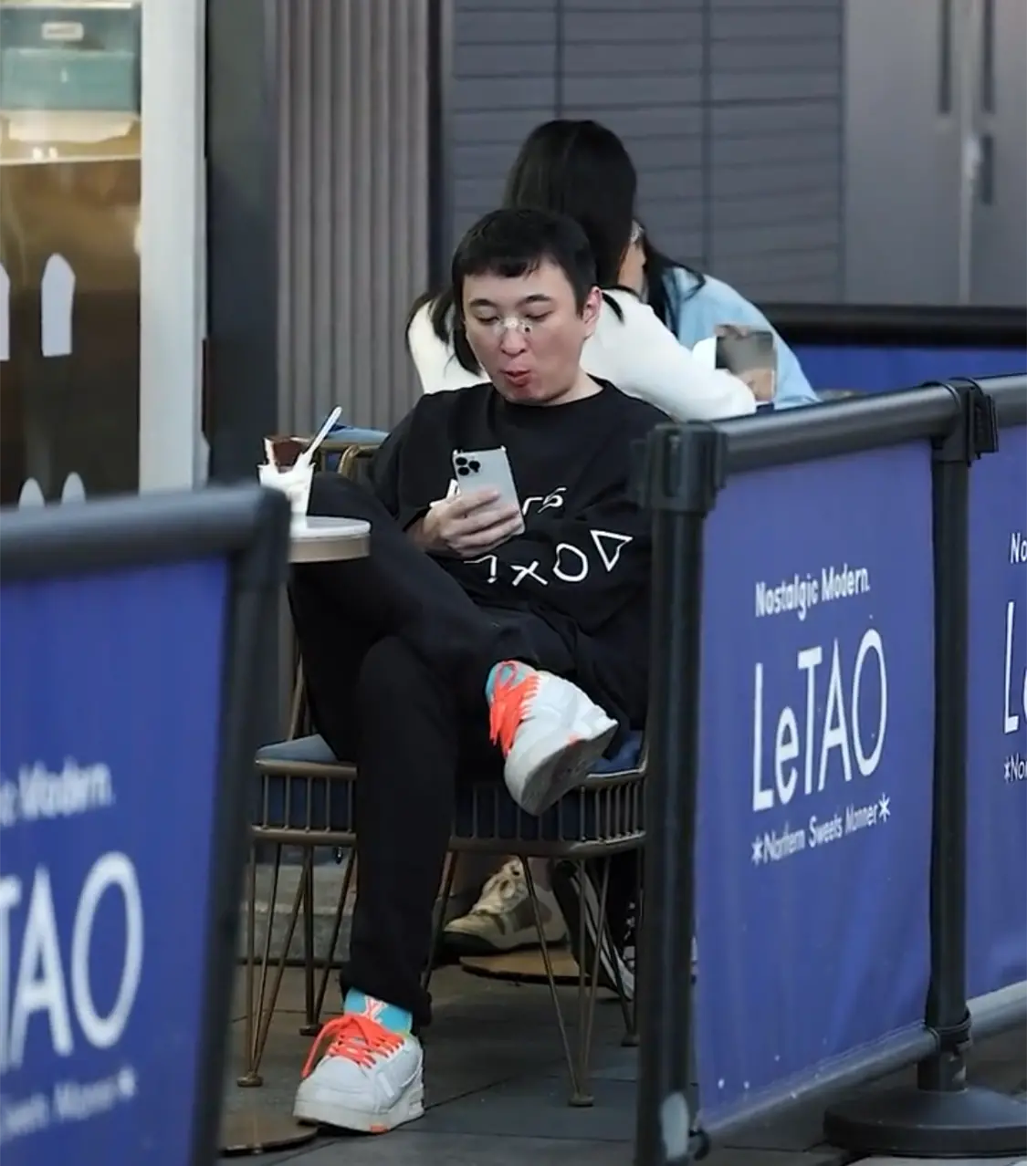 王思聪携姚心怡外出理发！一身行头7万多，下身穿短裤让人不解