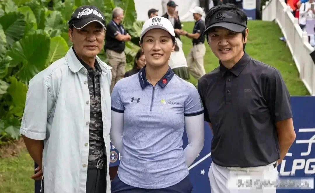 任达华 孙楠现身深圳高尔夫球场，华哥两鬓白发发福了 孙楠瘦了好多
