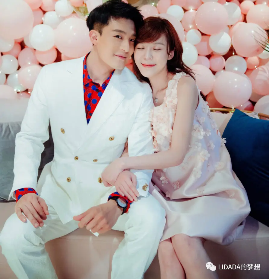 他长得帅，演技好，出道16年低调没绯闻，与妻子校园到婚纱生一女，追求简单生活