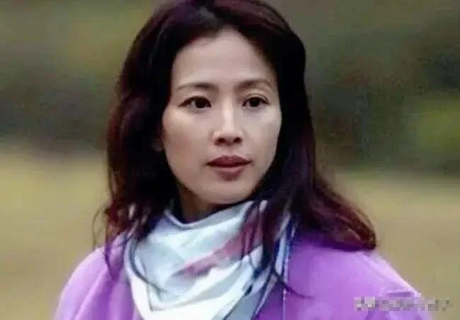 刘亦菲65岁母亲在意大利被偶遇，岁月不败美人，评论区笑死人！
