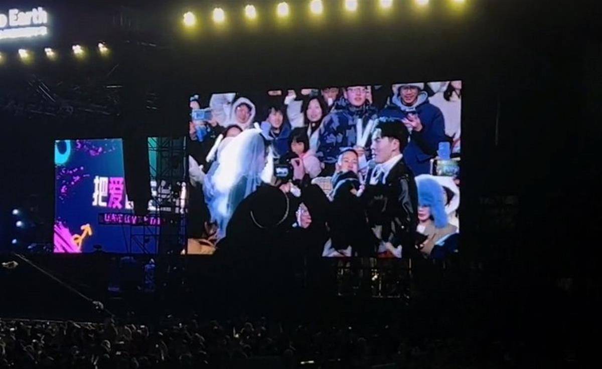 主持人音乐会求婚观众齐喊退票，当事人回应：正在遭遇网暴