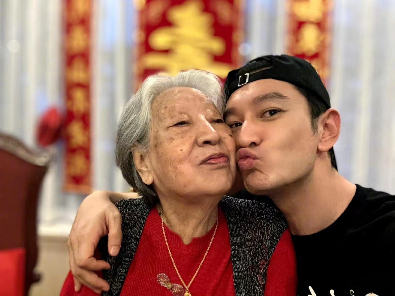 黄晓明发文为姥姥庆生 合照尽显温馨甜蜜