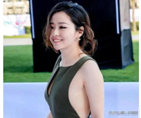 39岁张靓颖好丰满，宽松T恤依然难掩傲人身材，熟女气质相当迷人