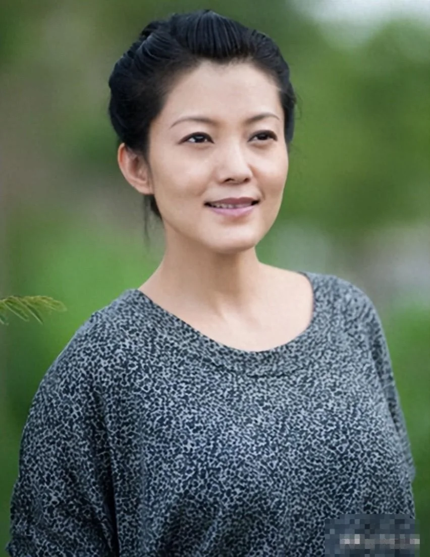 她18岁生女，两登春晚，巅峰时期红过杨钰莹，却与逃犯同居三年