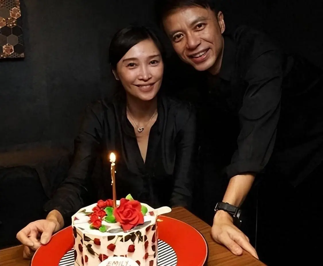 港星李克勤17岁儿子暴风式长高，被指撞脸刘翔，同家人庆生