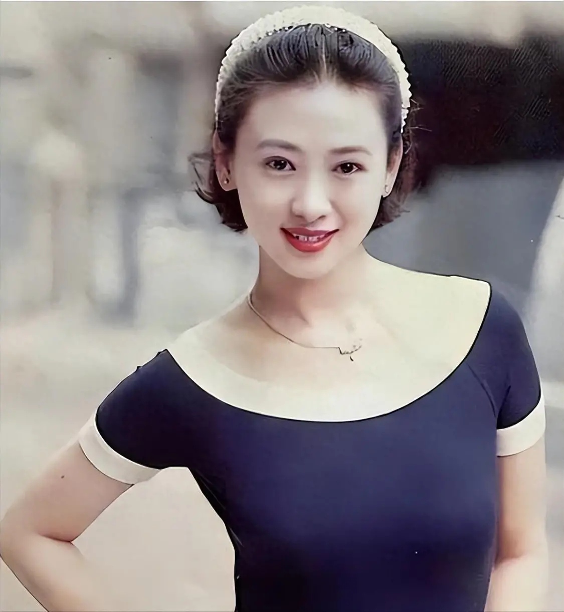 翁虹：26岁遇王晶，拍限制级港片，玲珑身材被称“人间水蜜桃”