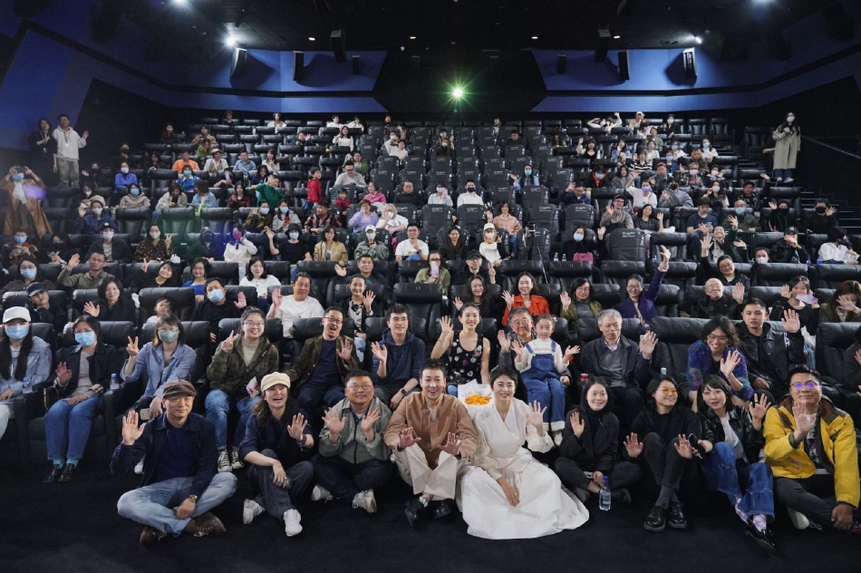 电影《白塔之光》北影节首映 辛柏青黄尧等主创现身