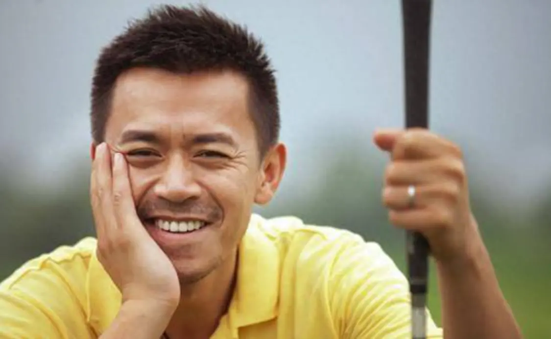 王学兵近照曝光，53岁头发花白又黑又胖，赚点小钱补贴家用不容易