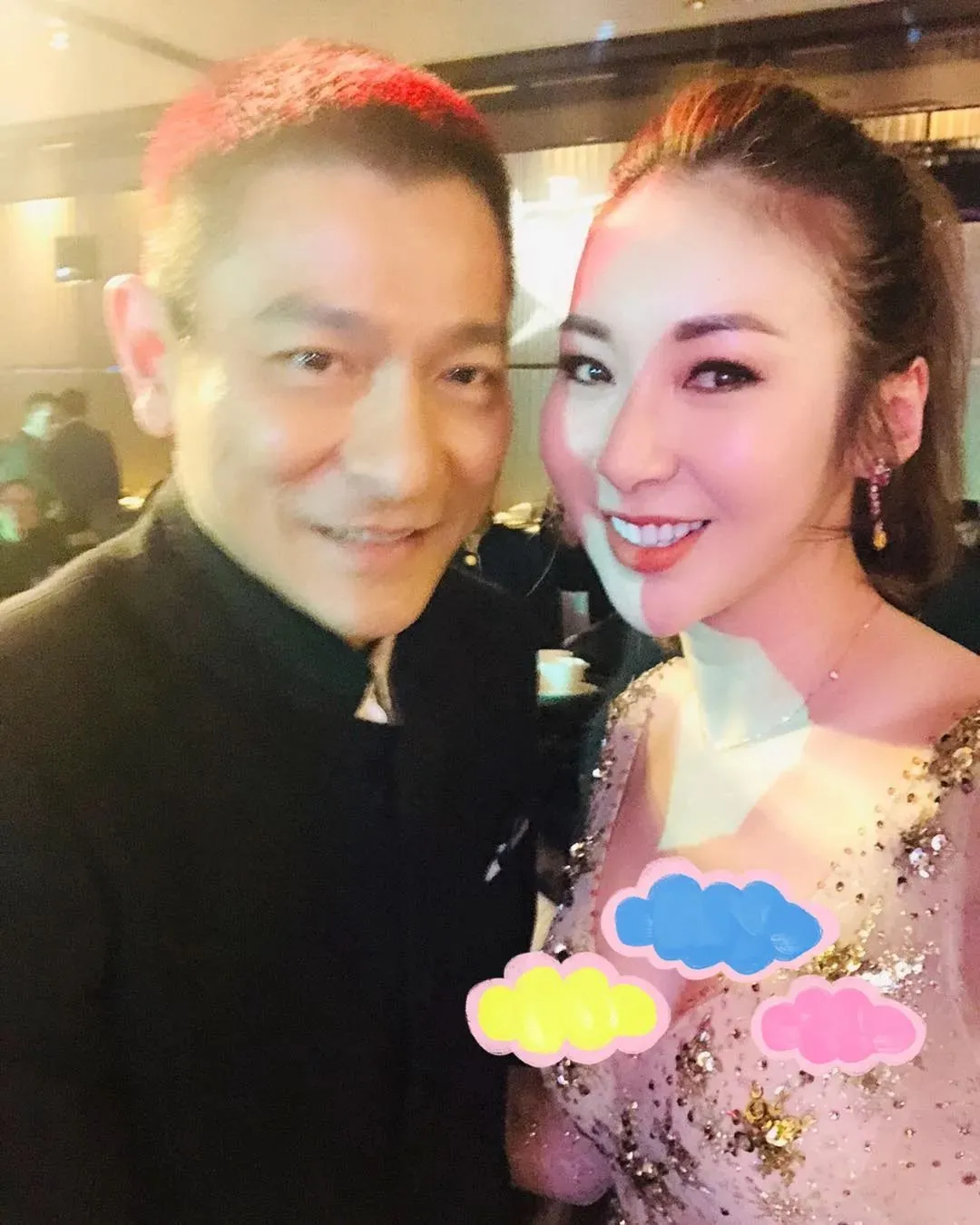 43岁港星直播卖平价内裤，住2亿别墅仍熬夜带货，曾公开承认整容