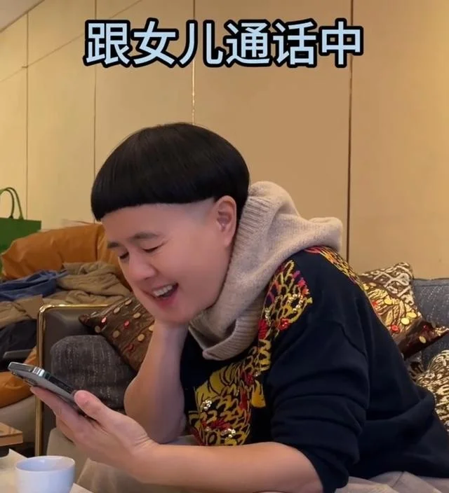 金龟子给坐月子的女儿做番茄鸡蛋面，闺女吃一口眉头直皱