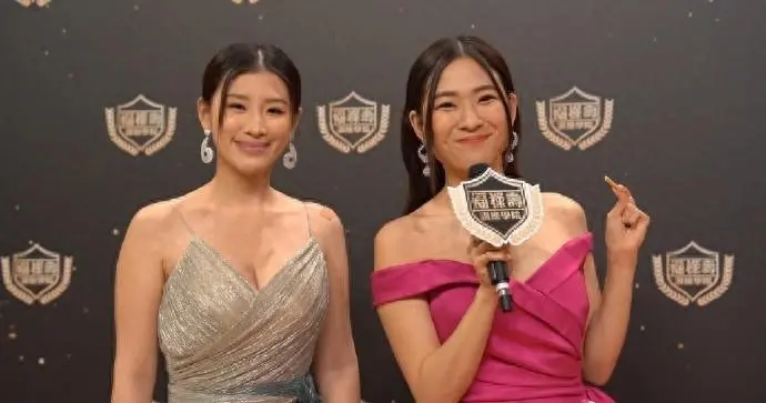 TVB女星郭珮文为综艺扮“人肉奖座”，穿金色连体衣凸显曼妙身材