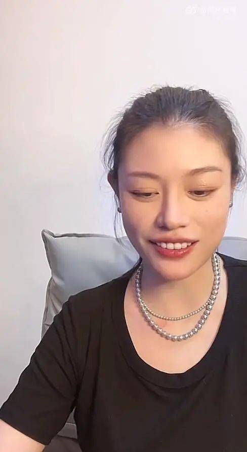 葛荟婕直播放《倍儿爽》讽刺汪峰离婚：解气！章子怡开眼