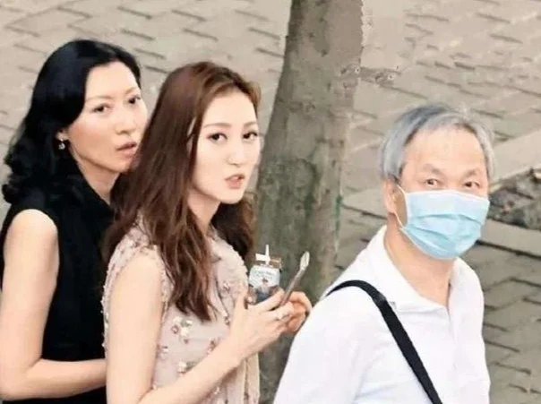 最“聪明”港姐何艳娟：相差40岁爷孙恋，嫁百亿“爷爷”，离婚后拿3个亿及4千万豪宅分手费！