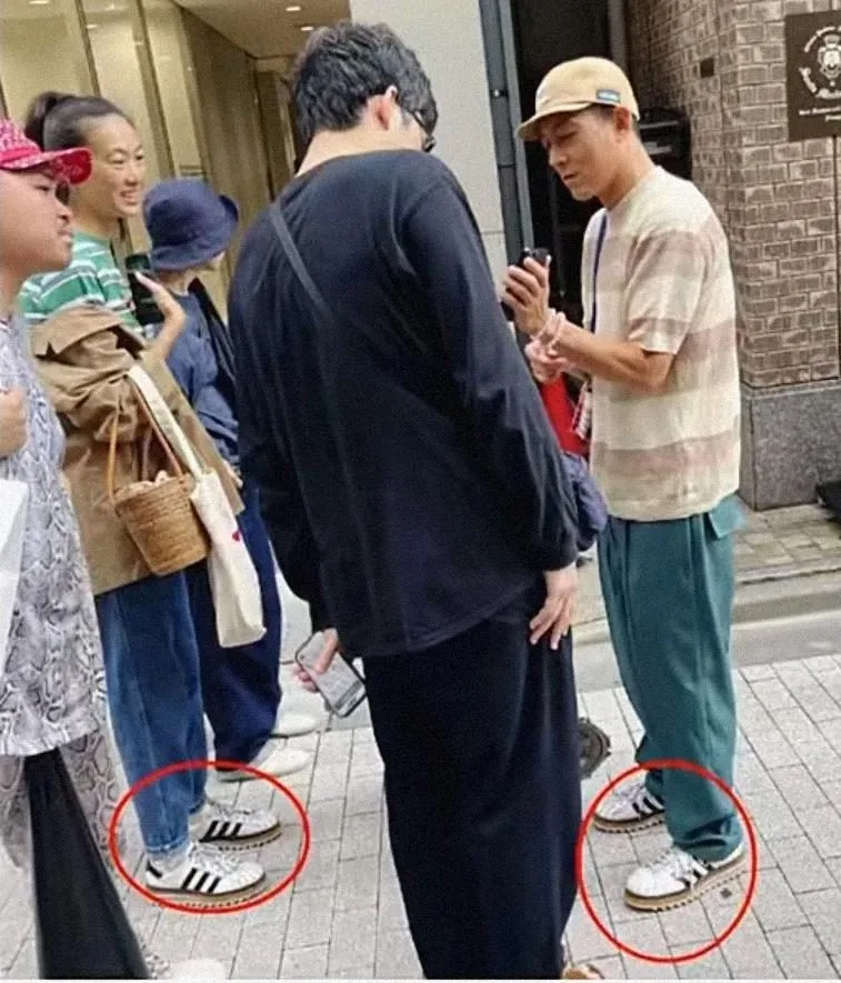 陈冠希一家日本被偶遇，气质全无驼背明显，夫妻穿情侣鞋感情恩爱