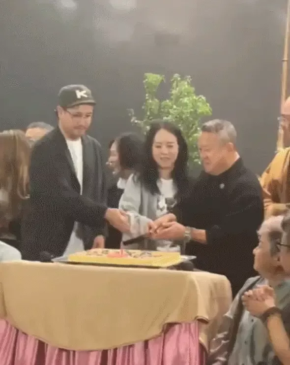 曾志伟71岁生日全家为其庆生 与女儿曾宝仪儿子曾国祥切蛋糕