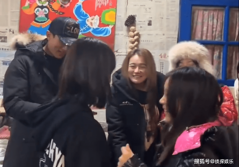 原创
            李小璐吴尊带娃出游，甜馨NeiNei十年后再同框，小姐妹长成大美女