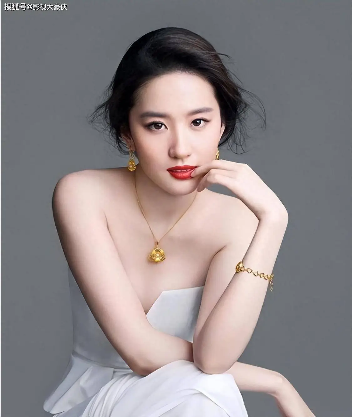 表面是艺人，实际上背景显赫，无人敢“潜”的6位女星