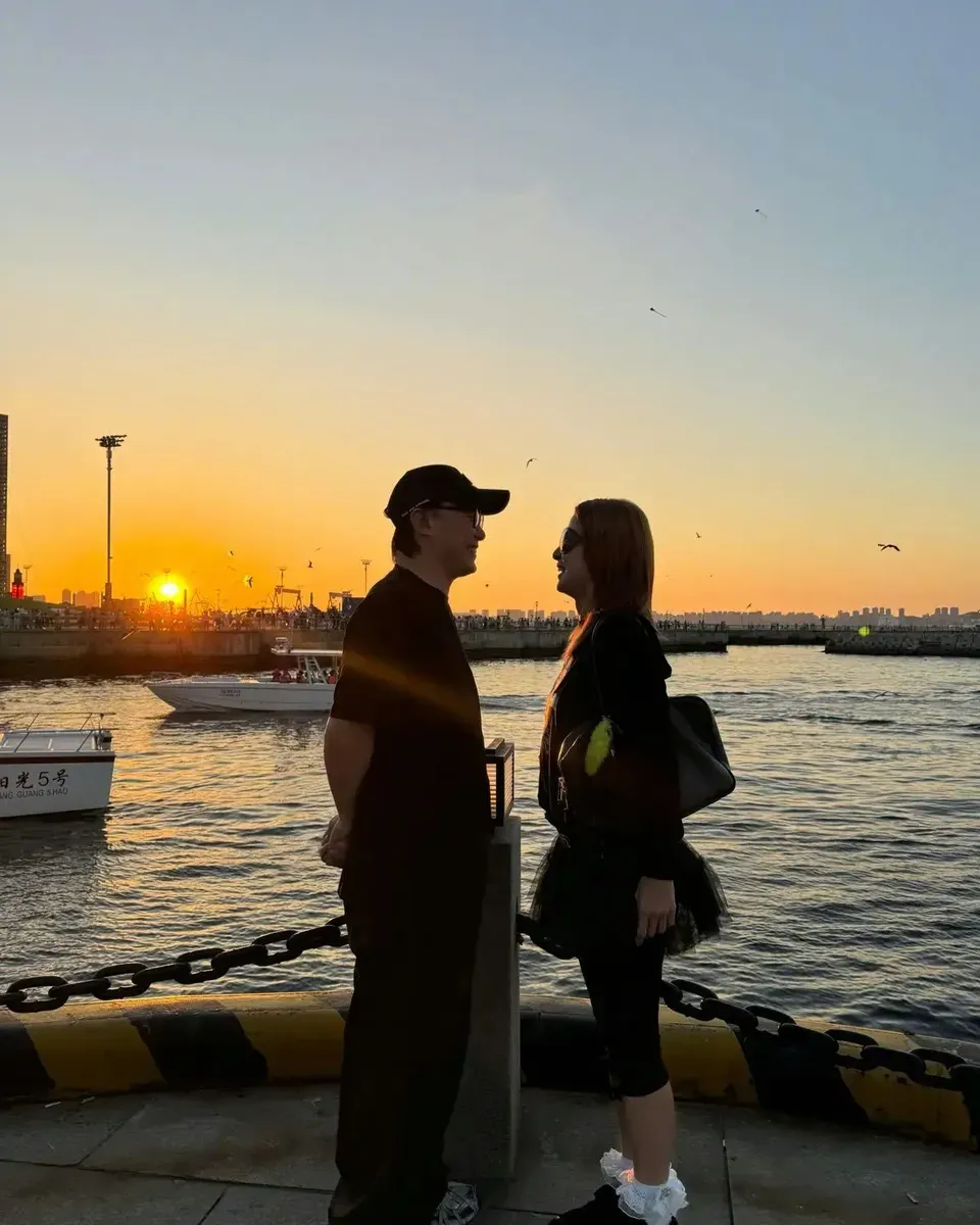 陈奕迅晒海边日落图 与老婆徐濠萦对视唯美甜蜜