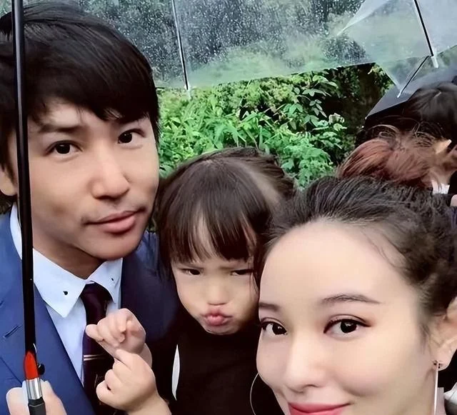 前妻被爆频频约会，欧弟深夜醉酒抱柱子打电话，女性友人一路陪护