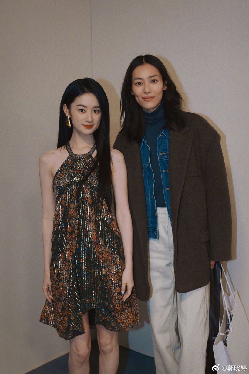 郭晓婷分享巴黎时装周随拍美照 与刘雯合照梦幻联动