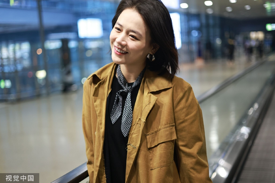 马思纯穿棕色风衣配丝巾现身机场 面带笑容状态好