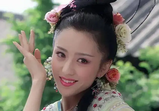 佟丽娅清明节带9岁儿子阿那亚度假，儿子肉嘟嘟个头长得飞快